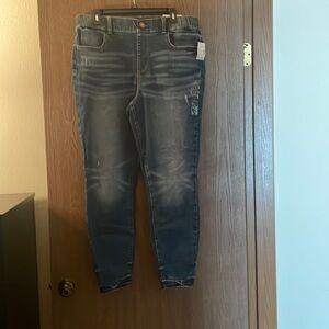 Size L (14-16) NWT skinny Jean.